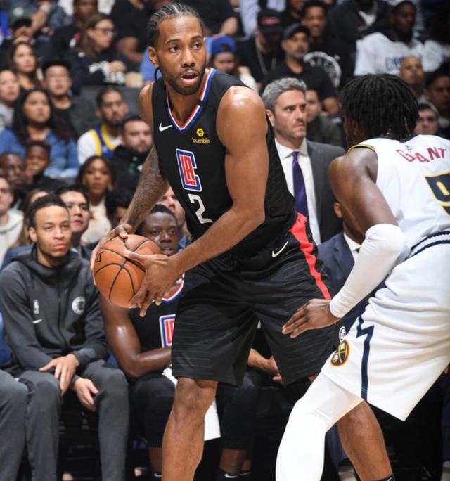 他注重与球 他注重与球